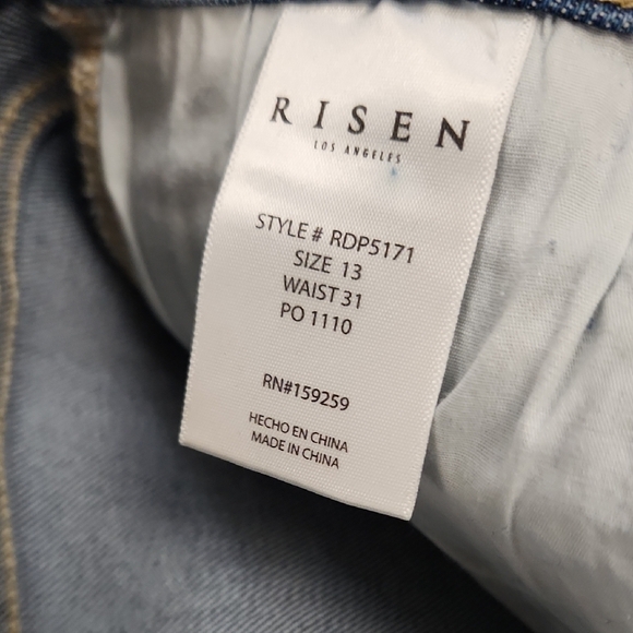 Risen High-waist Capri Jeans - Picture 3 of 9